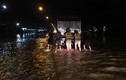 Xúc động CSGT Hà Nội lội nước lũ đẩy ô tô chết máy giúp dân