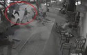 Kinh hoàng quán cà phê bị “khủng bố” gạch, đá ở HN