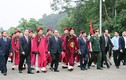 Thủ tướng Nguyễn Xuân Phúc đội mưa dâng hương tại Giỗ Tổ Hùng Vương