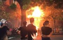 Hà Nội: Quán bia bốc cháy dữ dội, khách chạy tán loạn