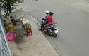 Video: Thanh niên đi SH Mode trộm sầu riêng trên phố