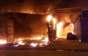 Cận cảnh khói lửa bao trùm xưởng sửa chữa ô tô giữa đêm ở HN