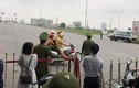 Xúc động hình ảnh CSGT Bắc Ninh dùng xe đặc chủng chở bé đi bệnh viện