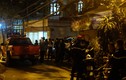 Hà Nội: Cảnh sát nỗ lực giải cứu người đàn ông leo nhiều nóc nhà
