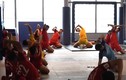 Video: Đình Trọng, Văn Hậu biểu diễn kỹ thuật chuyền bóng qua vòng tại phòng gym