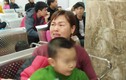 Hà Nội: Chật kín người đem con tới xét nghiệm sán lợn ở viện