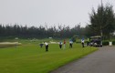 Bất chấp lệnh giãn cách, nhiều người chơi vẫn tụ tập đánh golf