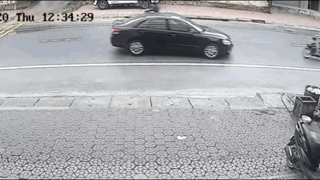 Video: Đi xe máy chạy lấn làn, người đàn ông tông thẳng vào đầu Camry