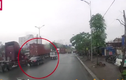 Video: Container chuyển làn ẩu đâm ngang hông ô tô chạy cùng chiều