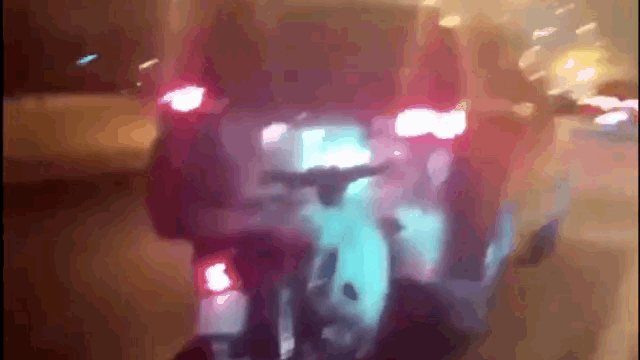 Video: Găm vào đuôi ô tô, xe máy bị kéo lê đi khắp phố