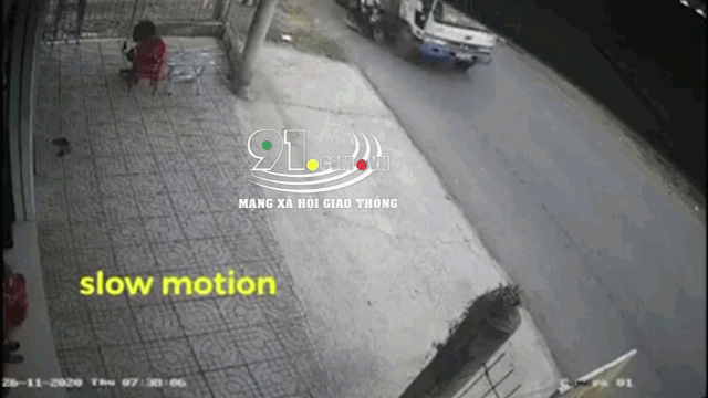 Video: 2 nữ sinh bị xe tải tông tử vong trên đường tới trường