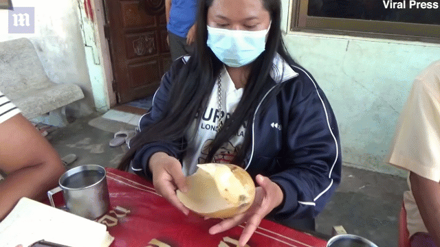 Video: Mua ốc nấu bữa tối, cô gái nghèo “vớ” được kho báu