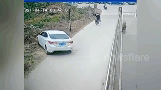 Video: Nữ tài xế lùi xe kinh hoàng khiến ô tô lủng lẳng trên lan can