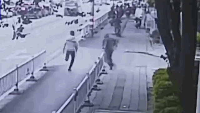 Video: Cụ ông tung “chiêu độc” tóm gọn tên cướp ngay giữa phố 