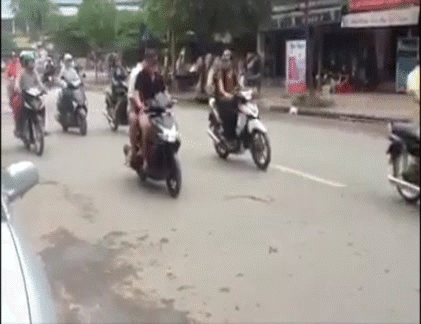 Phẫn nộ cảnh người đi xe máy kéo lê chó trên đường HN