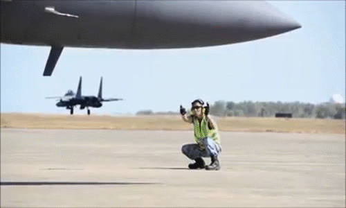 Sốt nhân viên sân bay quân sự nhảy breakdance trên đường băng