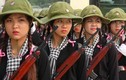 Nữ dân quân tự vệ Việt Nam diễu binh với súng gì?
