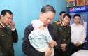 Đại tướng Tô Lâm bế con 6 tháng tuổi của Trung úy PCCC hy sinh ở Đồng Tâm 