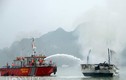 Cận cảnh cứu tàu du lịch bốc cháy dữ dội trên vịnh Hạ Long