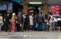 Ảnh: Người Hà Nội xếp hàng dài mua bánh trôi bánh chay