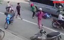 Video: Thiếu quan sát, xe 16 chỗ tông gia đình 3 người văng ra đường