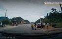 Video: Sang đường không quan sát, xe máy gặp nạn vì va vào xế hộp