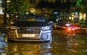 Porsche, Audi nằm cả đêm trên đường chờ cứu hộ sau mưa lớn