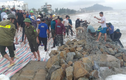 Người Hà Tĩnh dầm mưa cứu kè biển trước bão "mạnh nhất từ đầu năm"