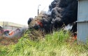 Cháy kinh hoàng tại bãi lốp xe kề đường tàu 