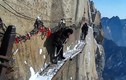 Công việc nguy hiểm bậc nhất thế giới trên vách núi tuyết