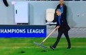 Ảnh chế bóng đá: Chán làm HLV, Mourinho chuyển nghề làm cỏ