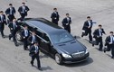 Video: Cận cảnh dàn vệ sĩ chạy theo siêu xe limousine chở ông Kim Jong Un 