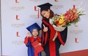 Dân mạng xúc động với hình ảnh mẹ và con gái 3 tuổi nhận bằng tốt nghiệp 