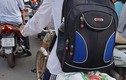Xúc động hình ảnh nam nghèo túi to túi nhỏ, đạp xe lên phố nhập học