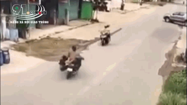 Video: Khoảnh khắc 2 xe máy đầu đầu kinh hoàng, 4 người thương vong
