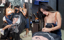 Nhân viên cắt tóc tạo dáng phản cảm, netizen ngán ngẩm lắc đầu