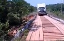 Điều gì xảy ra khi xe tải nặng đi qua cầu yếu?