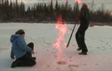 Kỳ thú hiện tượng lửa bốc cháy trên mặt hồ đóng băng