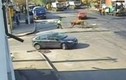 Bò điên tấn công cảnh sát giao thông trên đường