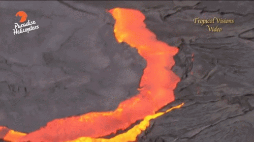 Kinh hãi với sóng dung nham đỏ rực trào ra từ núi lửa