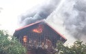 Cháy dữ dội trên phố Phùng Hưng, vội sơ tán trẻ mầm non