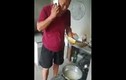 Video: Vào bếp mải dùng điện thoại, người đàn ông nhận cái kết