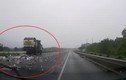 Video: Xe môi trường hỏng nắp sau khiến rác rơi xuống đường