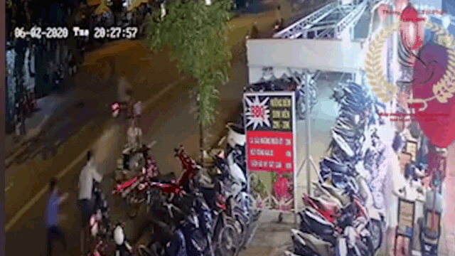 Video: Phản ứng nhanh như cắt, bảo vệ giành lại xe máy từ tên trộm