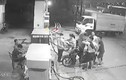 Video: 3 thanh niên đi đổ xăng, cố tình châm thuốc hút và cái kết bốc lửa