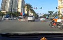 Video: Tài xế xe máy dùng điện thoại bị ôtô đâm trúng 