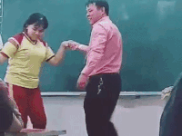 Thầy trò Sài Gòn khiến cả lớp bật cười khi khiêu vũ ở bục giảng