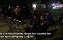 Video: Phóng viên quấn chăn ngủ gật, thâu đêm đưa tin tại ga Đồng Đăng