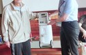 Cụ ông 90 tuổi tặng máy thở cho UBND phường chống Covid-19