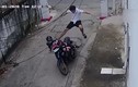 Video: Thót tim xem cảnh tên trộm bị đạp ngã xuống đường